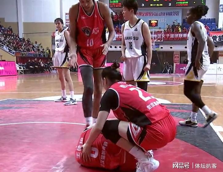 华体会官网-赛场流氓！WCBA惊现外援阿利恩垫脚致盛帆女篮核心王佳琦赛季报销