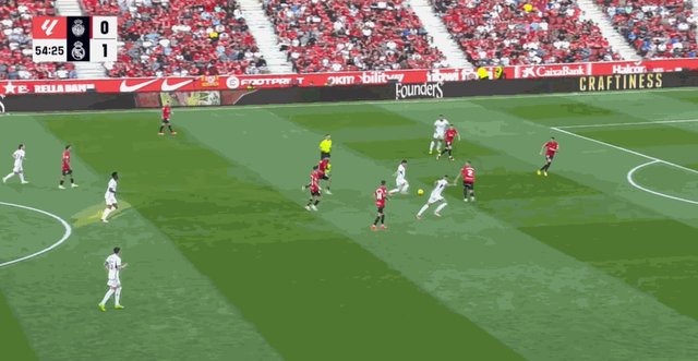 1713034109815047915.gif 迪亚斯被扑.gif