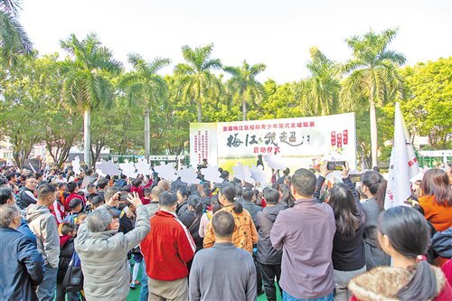 小场地踢出全民热|足球|梅江区|足球联赛|赛事|十五运会_新浪体育_新浪新闻