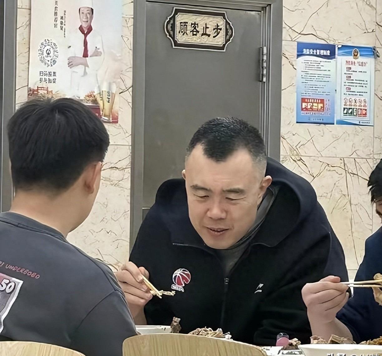 华体会官网-38岁韩德君现状：退役拒当教练，弃百万年薪进编制，每天准点下班